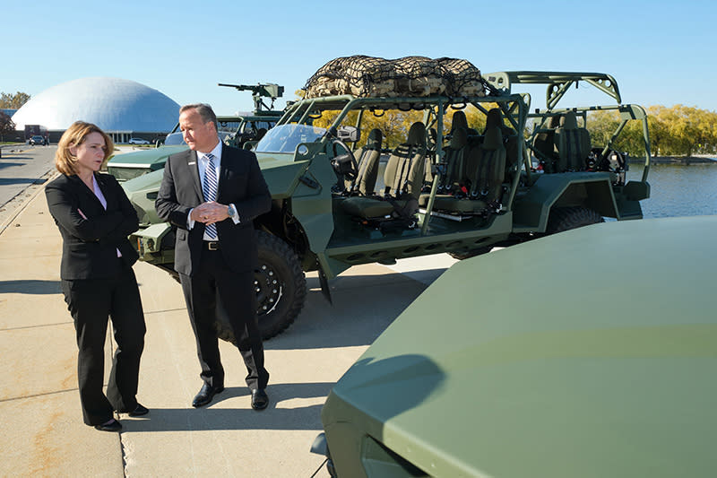 日前美國國防部副部長Kathleen Hicks〈左〉參訪了GM技術中心。