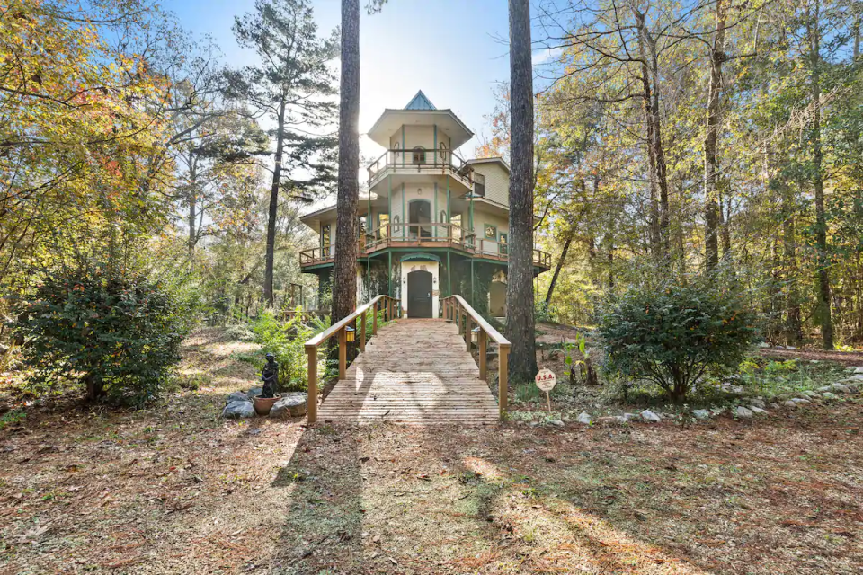 This three-story river paradise is a great vacation rental for entertaining. Located in Folsom this home features three bedrooms, two and a half baths and sleeps up to six guests comfortably.