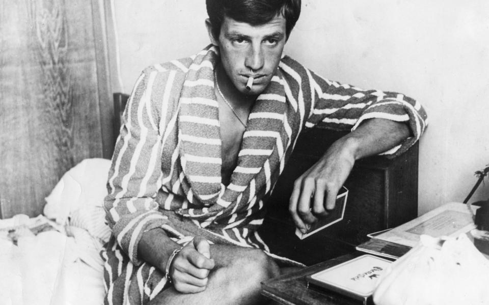 Jean-Paul Belmondo in À bout de souffle - Film Stills 