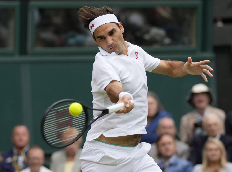 Roger Federer devuelve ante Lorenzo Sonego en los octavos de final del torneo de Wimbledon, el lunes 5 de julio de 2021, en Londres. (AP Foto/Kirsty Wigglesworth)