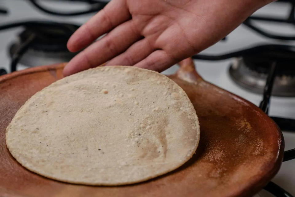 El astronauta se comía las tortillas con sal.