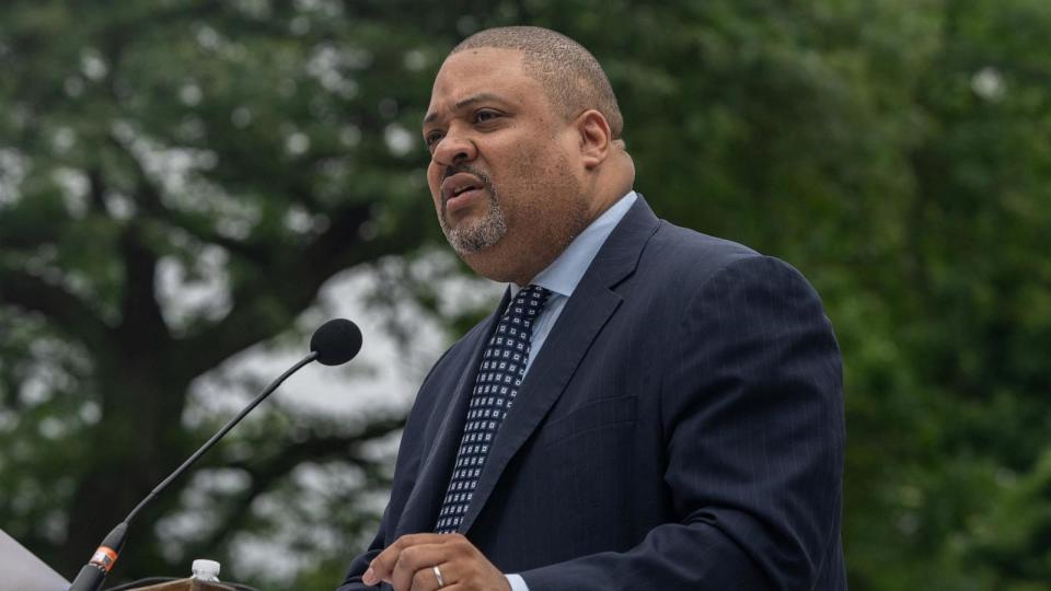 PHOTO: Manhattan District Attorney Alvin Bragg speaks during the Memorial Day Ceremony at Soldiers and Sailors Monument in New York, May 27, 2024. (Jeenah Moon/Reuters)