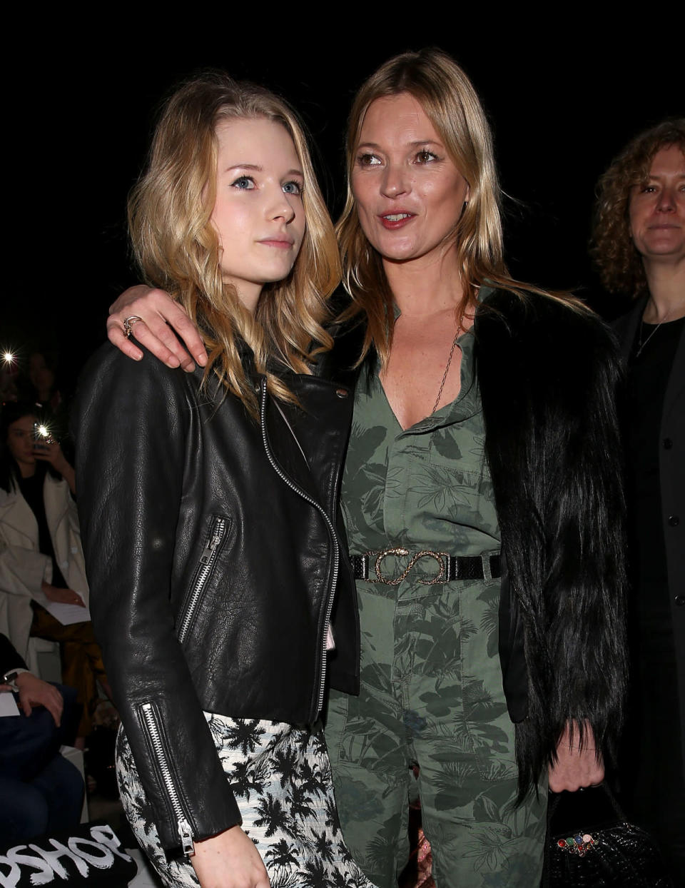 Hier sieht man Lottie (links) und Kate Moss gemeinsam bei der Modenschau von Topshop Unique im Februar 2014 bei der London Fashion Week.