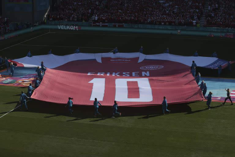 Una camiseta gigante en apoyo del jugador danés Christian Eriksen se exhibe antes del partido del grupo B del campeonato de fútbol de la Euro 2020 entre Dinamarca y Bélgica en el estadio Parken en Copenhague, Dinamarca, el jueves 17 de junio de 2021. Christian Eriksen fue hospitalizado después de colapsar durante Dinamarca partido con Finlandia. (Hannah McKay / Pool vía AP)