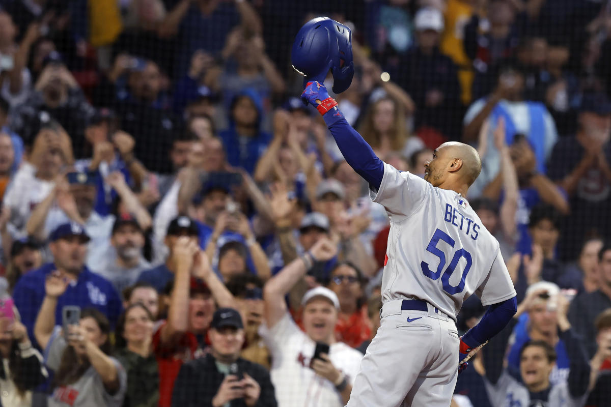 Freddie Freeman receives an incredible standing ovation before his