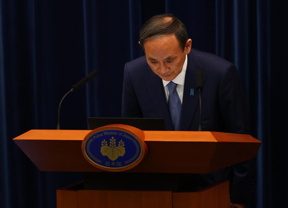 Japan's prime minister Yoshihide Suga bows as he attends a news conference on Japan's response to the coronavirus pandemic (Getty Images)