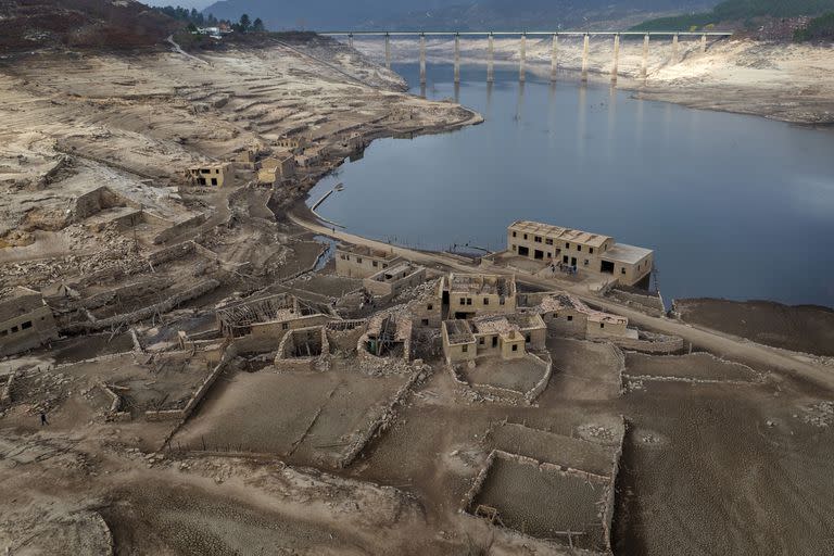 Partes del antiguo pueblo de Aceredo, sumergidas hace tres décadas, reapareció debajo del río Limia