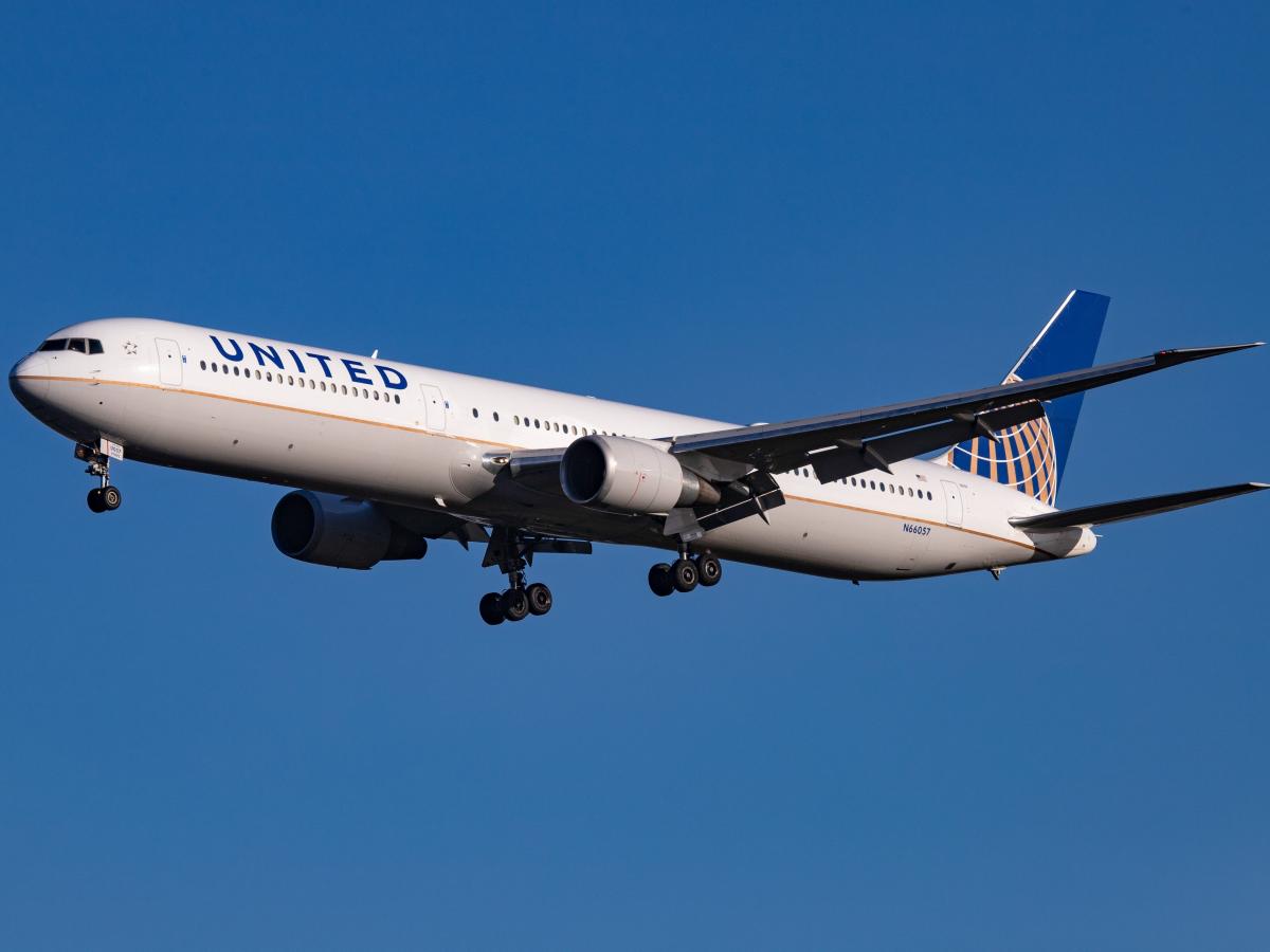 Um voo da United Airlines transportando 157 passageiros foi desviado para a Irlanda depois que um laptop ficou preso em um assento da classe executiva.