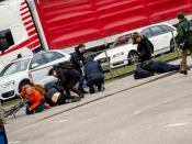 Passanten werden in München unerwartet von einer Windböe erfasst. Foto: Sven Hoppe