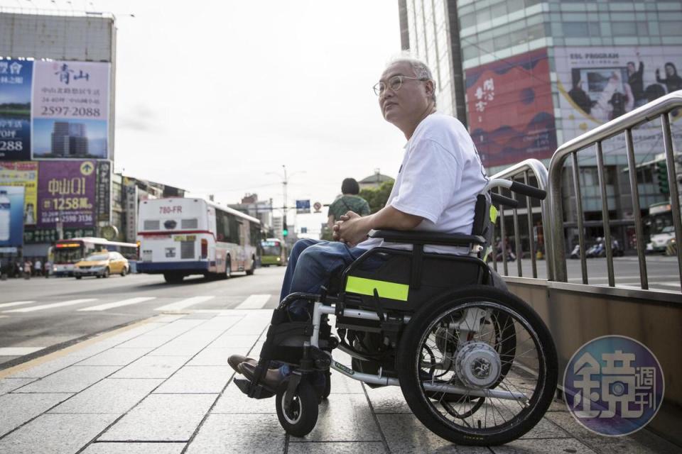 范可欽曾因搭公車發生意外，在醫院足足躺了22天，醫療費用高達六十多萬元。