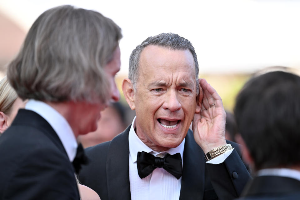 CANNES, FRANCIA - 23 DE MAYO: El actor estadounidense Tom Hanks llega para el estreno de la película Asteroid City durante el 76º Festival de Cine de Cannes en el Palais des Festivals en Cannes, Francia, el 23 de mayo de 2023. (Foto de Mustafa Yalcin/Agencia Anadolu vía Getty Imágenes)