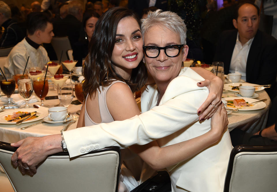 LOS ÁNGELES, CALIFORNIA - 03 DE ENERO: Ana de Armas y Jamie Lee Curtis asisten a los 20º Premios Anuales AFI en el Four Seasons Hotel Los Ángeles en Beverly Hills el 03 de enero de 2020 en los Ángeles, California. (Foto de Michael Kovac/Getty Images para AFI)