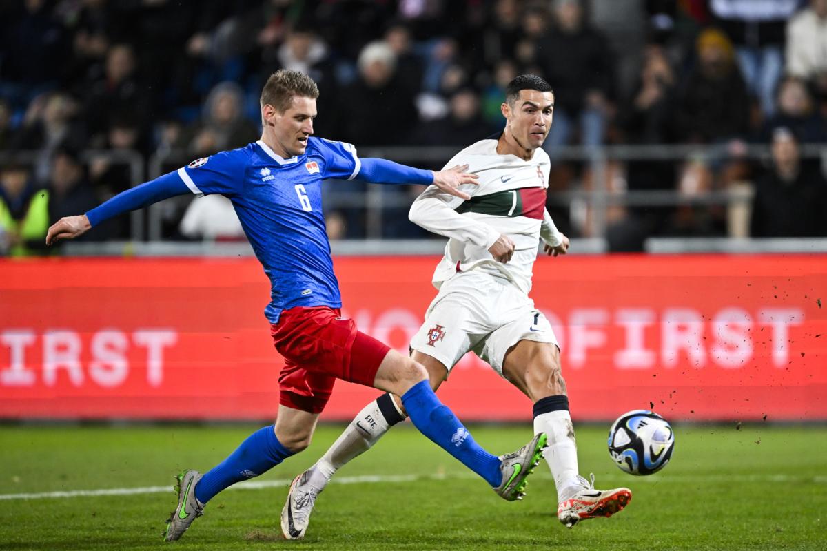 0-2.  Cristiano e Cancelo proporcionam uma noite atípica para Portugal