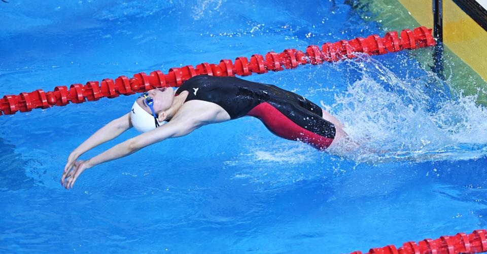 林芷妍連2天分別在國中女子組100、50公尺仰式摘金。（臺北市政府教育局提供）