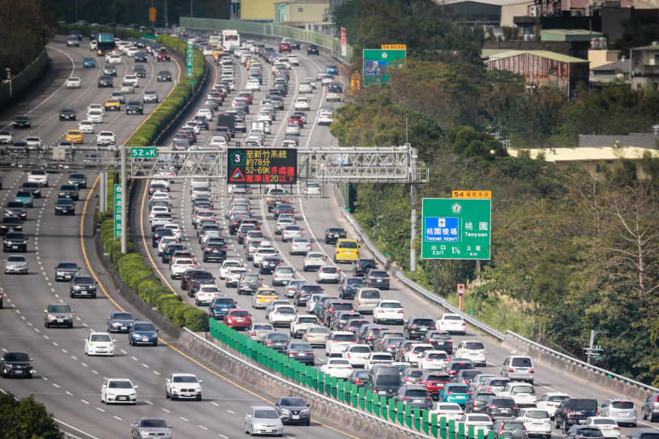 大年初一走春出遊湧車潮，22日上午高速公路國道3號三鶯至龍潭南向路段出現壅塞的情況，車陣回堵數公里。（中央社）