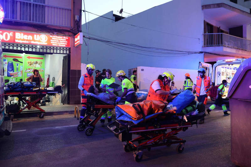 Several emergency services evacuate the injured in Playa de Palma after a terrace collapsed. At least four people died in the collapse of a crowded restaurant in Playa de Palma on Mallorca on Thursday evening. Isaac Buj/EUROPA PRESS/dpa