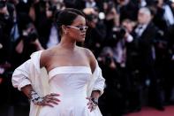 <p>Bad Girl gone Cannes: Popstar Rihanna zeigte viel Dekolleté in ihrer weißen Robe, die sie mit einer leicht futuristischen Sonnenbrille kombinierte. (Bild: Intertopics/ddp Images) </p>