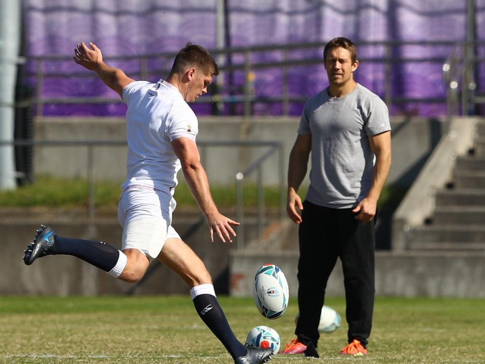 Ex England player Jonny Wilkinson looks on as Owen Farrell practises drop goals in Tokyo in 2019 (Getty Images)