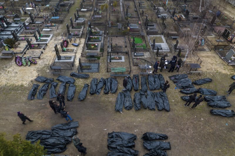 2022年4月6日，烏克蘭正在為布查大屠殺的受害者進行身份識別與收屍。（美聯社）