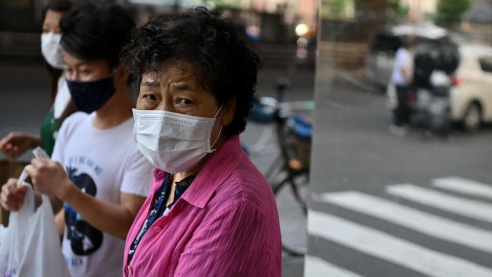 Una mujer mayor en las calles de Tokio el 9 de junio de 2020.