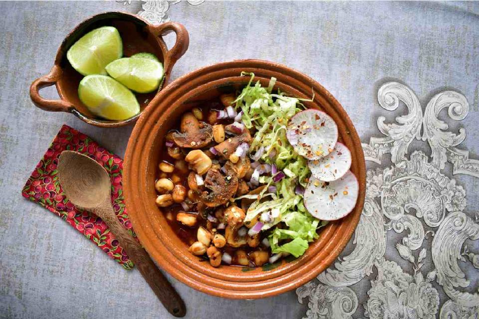 Plato con pozole vegano con setas y champiñones