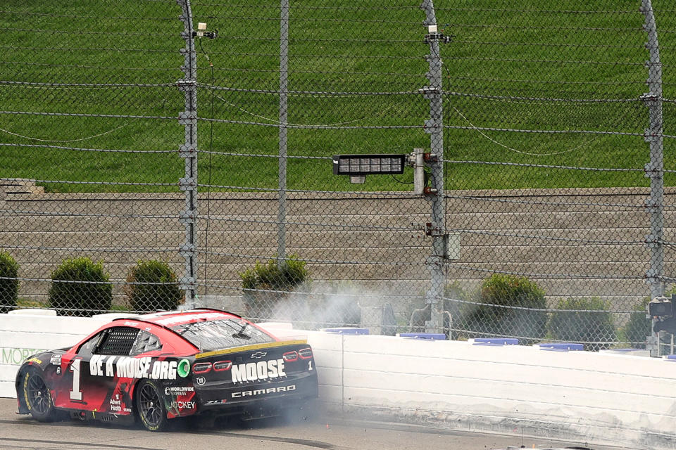 MARTINSVILLE, VIRGINIA - 30 DE OCTUBRE: Ross Chastain, conductor del Chevrolet Moose Fraternity #1, monta la pared en la última vuelta de la NASCAR Cup Series Xfinity 500 en Martinsville Speedway el 30 de octubre de 2022 en Martinsville, Virginia.  (Foto de Stacy Revere/Getty Images)