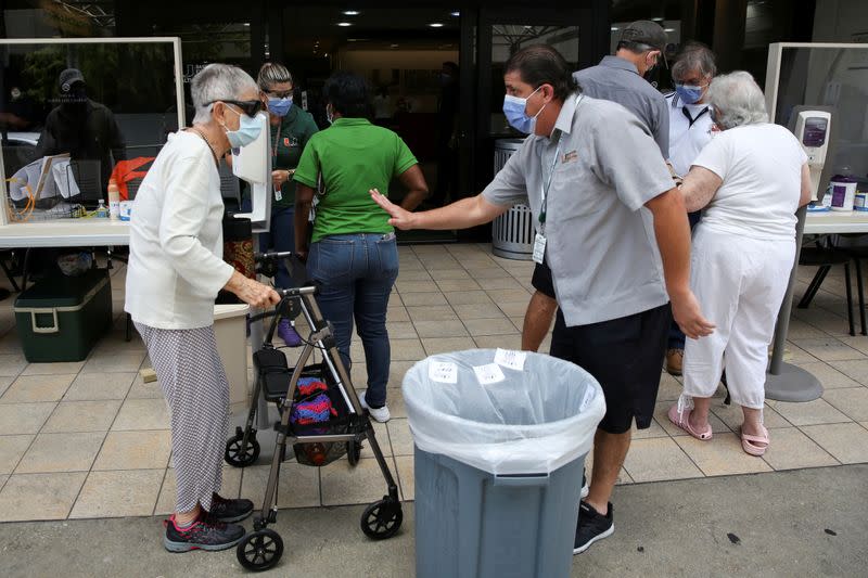 FOTO DE ARCHIVO: La gente espera un chequeo de salud antes de entrar al Jackson Memorial Hospital en Miami, Florida, EEUU, el 18 de junio de 2020