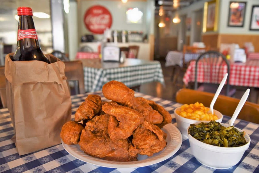 <p>Photo: Gus's World Famous Fried Chicken/<a href="https://yelp.com/biz_photos/guss-world-famous-fried-chicken-new-orleans-2?select=3O5sRAP-nMdusR2utTJLwA&utm_campaign=cd6ff0d0-72eb-4386-9cc3-c6a43488ccfa%2C1c75311f-26c1-4ffc-ab6a-f0dc17bbf49b&utm_medium=81024472-a80c-4266-a0e5-a3bf8775daa7" rel="nofollow noopener" target="_blank" data-ylk="slk:Yelp;elm:context_link;itc:0;sec:content-canvas" class="link ">Yelp</a></p>