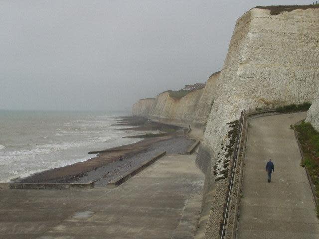 The Argus: Altos acantilados se elevan sobre la playa en Peacehaven