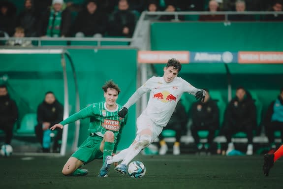 {"titleEn":"ADMIRAL Bundesliga SK Rapid Wien v FC Red Bull Salzburg","description":"VIENNA, AUSTRIA - DECEMBER 19: Nikolas Sattlberger of SK Rapid Wien (L) in action against Nicolas Capaldo of FC Red Bull Salzburg during the ADMIRAL Bundesliga match SK Rapid Wien v FC Red Bull Salzburg on December 9, 2023 in Vienna, Austria. \rPhoto by Christian Hofer - FC Red Bull Salzburg","tags":null,"focusX":0.0,"focusY":0.0}