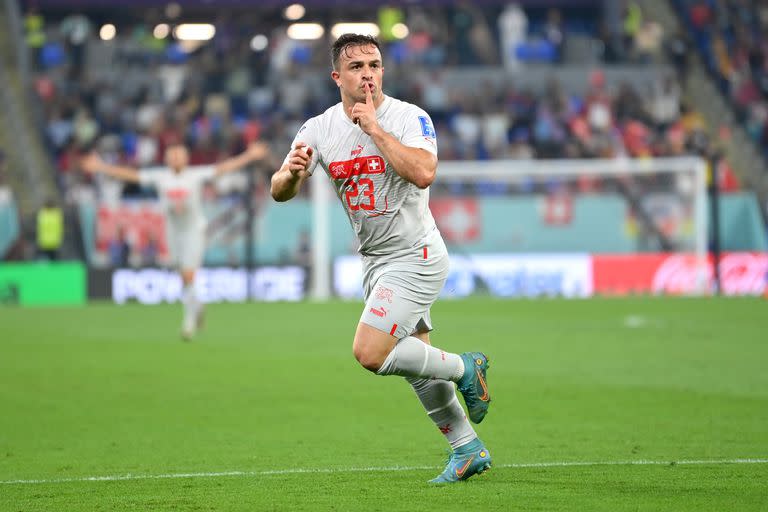 Xherdan Shaqiri festeja su gol frente a Serbia pidiendo silencio a la parcialidad rival