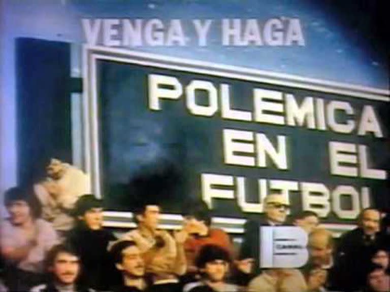 Otro tiempo: la tribuna con hinchas en una de las temporadas de Polémica en el fútbol (década de 1980)  