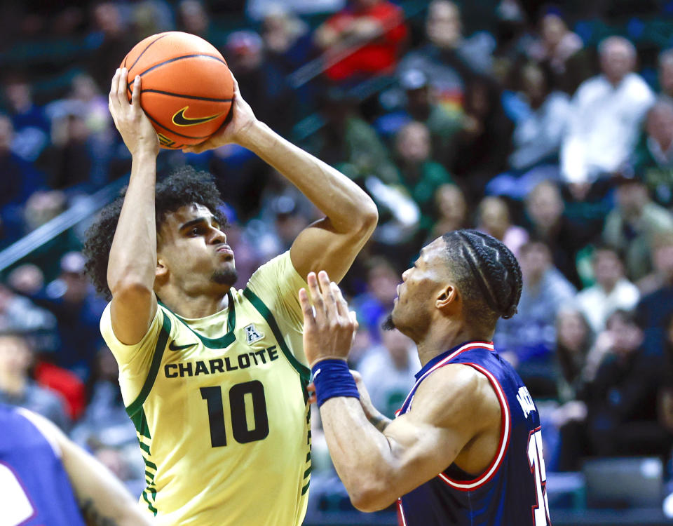 Charlotte guard Nik Graves (10) looks to shoot over Florida Atlantic guard Alijah Martin, right, during the second half of an NCAA college basketball game in Charlotte, N.C., Saturday, Jan. 6, 2024. (AP Photo/Nell Redmond)