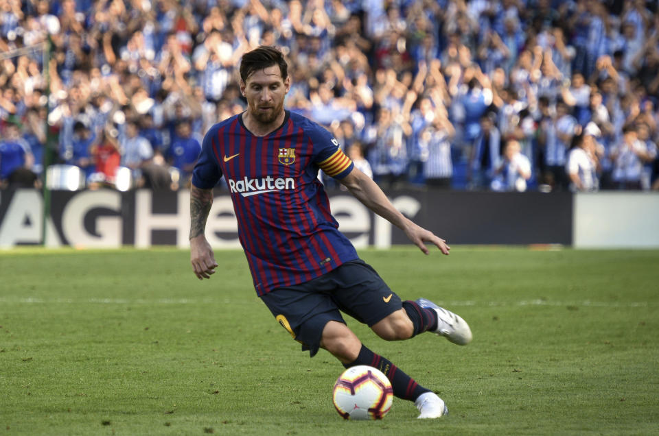 Lionel Messi, del Barcelona, controla el balón durante el duelo de la liga española ante la Real Sociedad en San Sebastián el sábado 15 de septiembre de 2018. (AP Foto/Jose Ignacio Unanue)