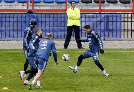 Argentina's national soccer team players Lionel Messi (R), Javier Mascherano (L), Nicolas Otamendi (2nd L) and Pablo Zabaleta participate in a team training session in Concepcion, Chile, July 1, 2015. REUTERS/Andres Stapff