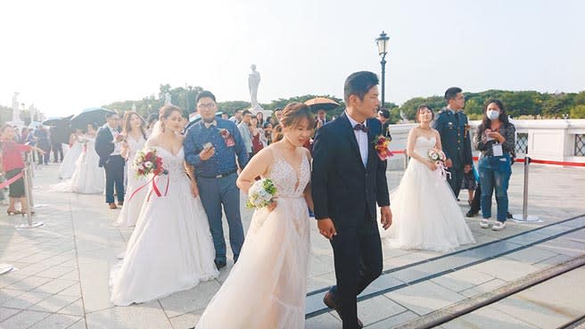 台南市舉辦聯合婚禮，一對對新人陸續進場。（程炳璋攝）