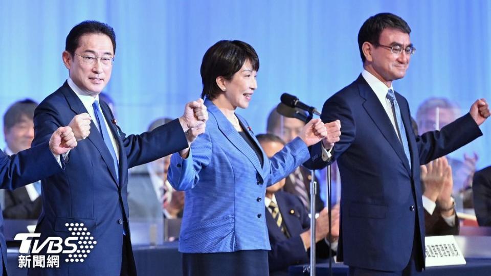 日本自民黨2021年進行總裁選舉，當時岸田文雄（左）與河野太郎（右）皆參選，最終由岸田文雄勝出。（圖／達志影像美聯社）