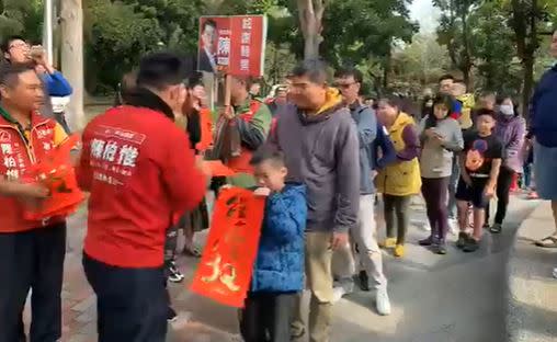 民眾擠爆公園搶拿陳柏惟春聯。（圖／翻攝自陳柏惟臉書）