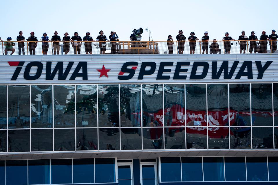 周五，在牛顿爱荷华赛道举行的爱荷华州玉米 350 练习赛期间，观察员在看台上观看比赛。