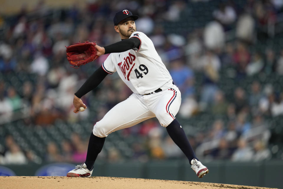 El abridor venezolano de los Mellizos de Minnesota Pablo Lopez lanza en la segunda ronda ante los Atléticos de Oakland el miércoles 27 de septiembre del 2023. (AP Foto/Abbie Parr)