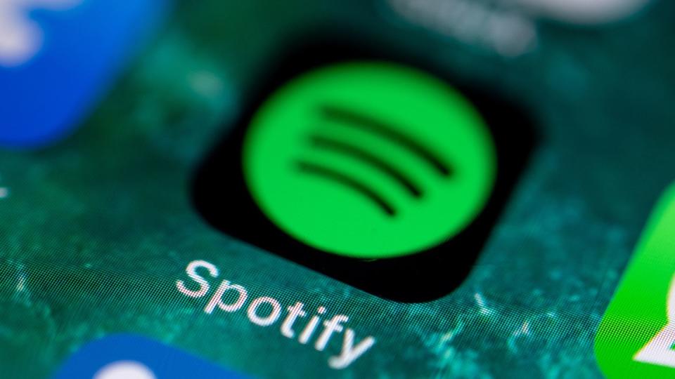 Die App des Musikdienstes Spotify wird auf dem Display eines Smartphones angezeigt.