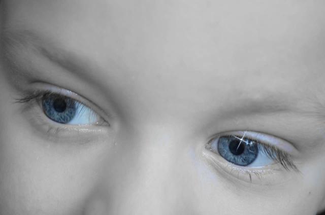 Colore occhi del neonato: quando cambia