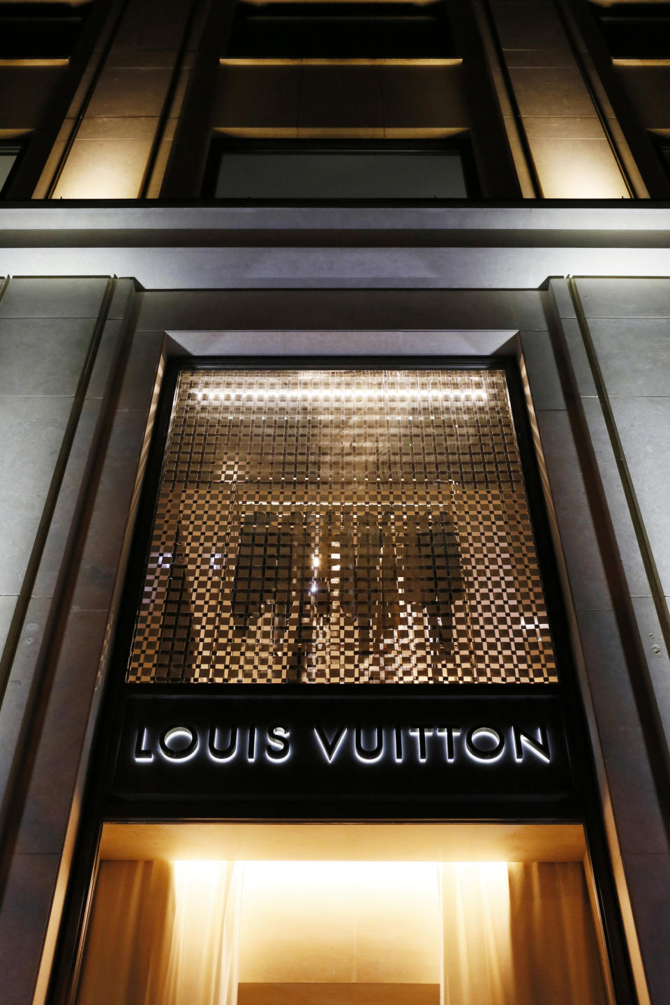 <p><strong>A la 2e place : LVMH.</strong> Leader mondial du luxe, le groupe français Moët Hennessy Louis Vuitton réunit plus de 70 “Maisons d’exception”. Vins & Spiritueux, Mode & Maroquinerie, Parfums & Cosmétiques, Montres & Joaillerie et Distribution sélective sont les cinq secteurs dans lesquels il est présent. Il gagne deux places par rapport au dernier classement et compte plus de 156 000 collaborateurs dans le monde. </p>