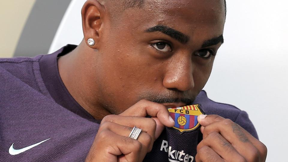 Malcom posa sus labios sobre el escudo del FC Barcelona. / Foto: PA Viral Sport