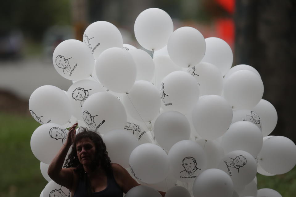 MD300. MEDELLÍN (COLOMBIA), 09/09/2017. Una mujer vende globos con la imagen del papa Francisco hoy, sábado 9 de septiembre de 2017, en Medellín (Colombia). El papa se encuentra en una visita de cinco días al país que concluye mañana en Cartagena. EFE/Fernando Bizerra Jr.