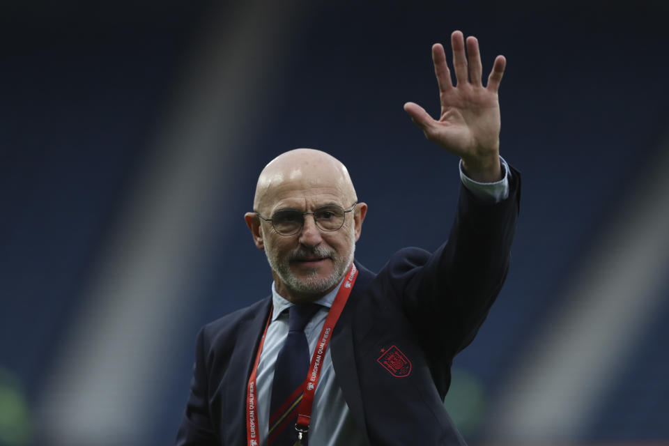 Spain coach Luis de la Fuente waves fans prior to the start of the Euro 2024 group A qualifying soccer match between Scotland and Spain at the Hampden Park stadium in Glasgow, Scotland, Tuesday, March 28, 2023. (AP Photo/Scott Heppell)