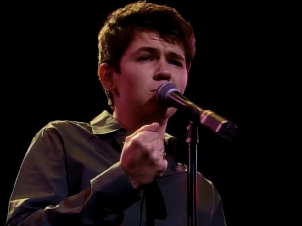 Damian singing a last chance performance for ryan murphy on the glee project