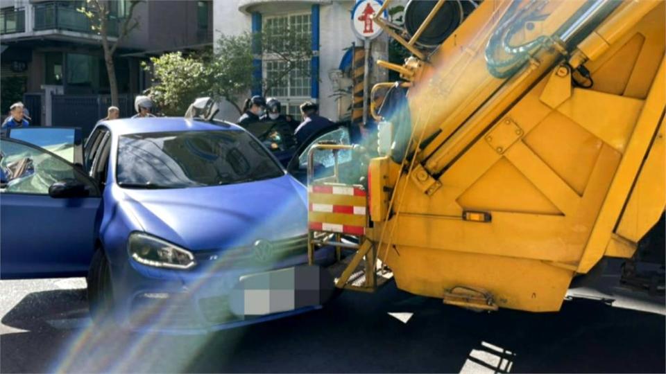 不爽警擋路？男狂按喇叭挑釁蛇行逆向撞倒整排機車再撞垃圾車被逮