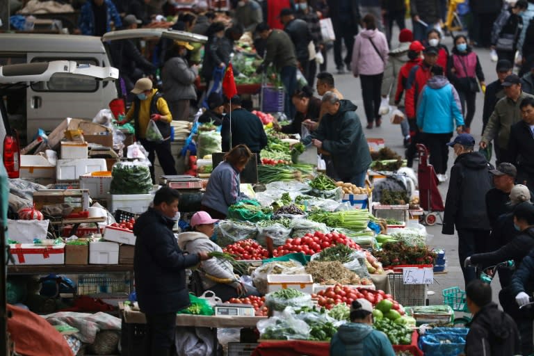 Unos puestos de verdura en un mercado en Shenyang, en el noreste de China, en una imagen del 11 de abril de 2024 (Str)