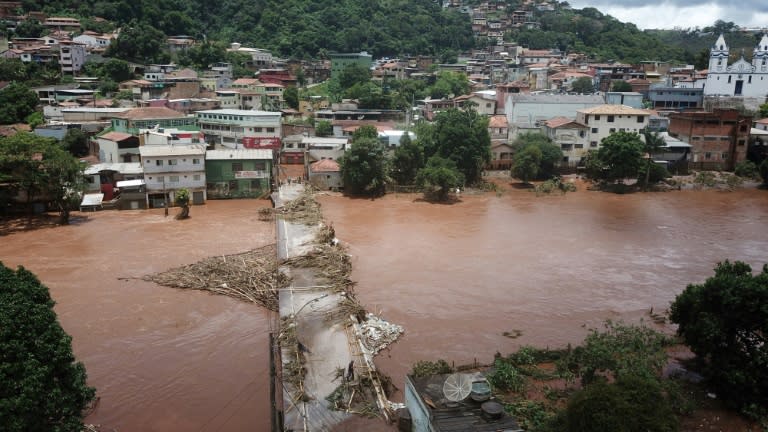 Vista de la inundada localidad brasileña de Raposos, en el estado de Minas Gerais (sur), luego de que las lluvias empezaran a ceder el 11 de enero de 2022 (AFP/Douglas MAGNO)